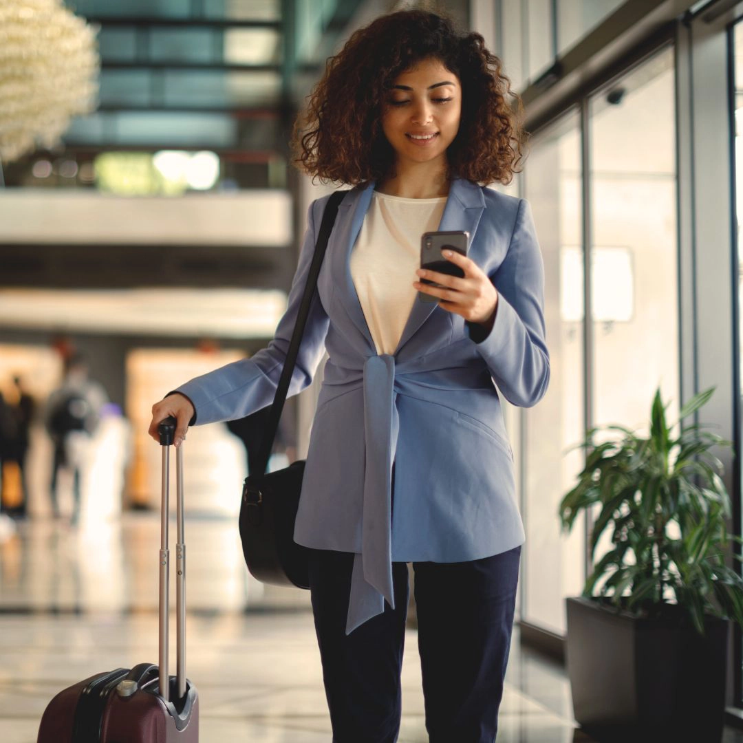 Persona disfrutando un viaje corporativo.