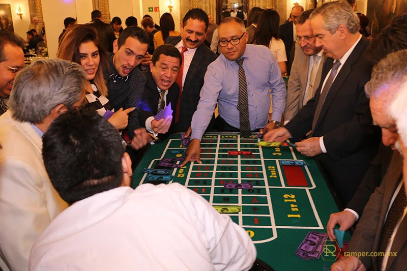 Grupo de personas participando en una actividad de casino durante un evento empresarial.
