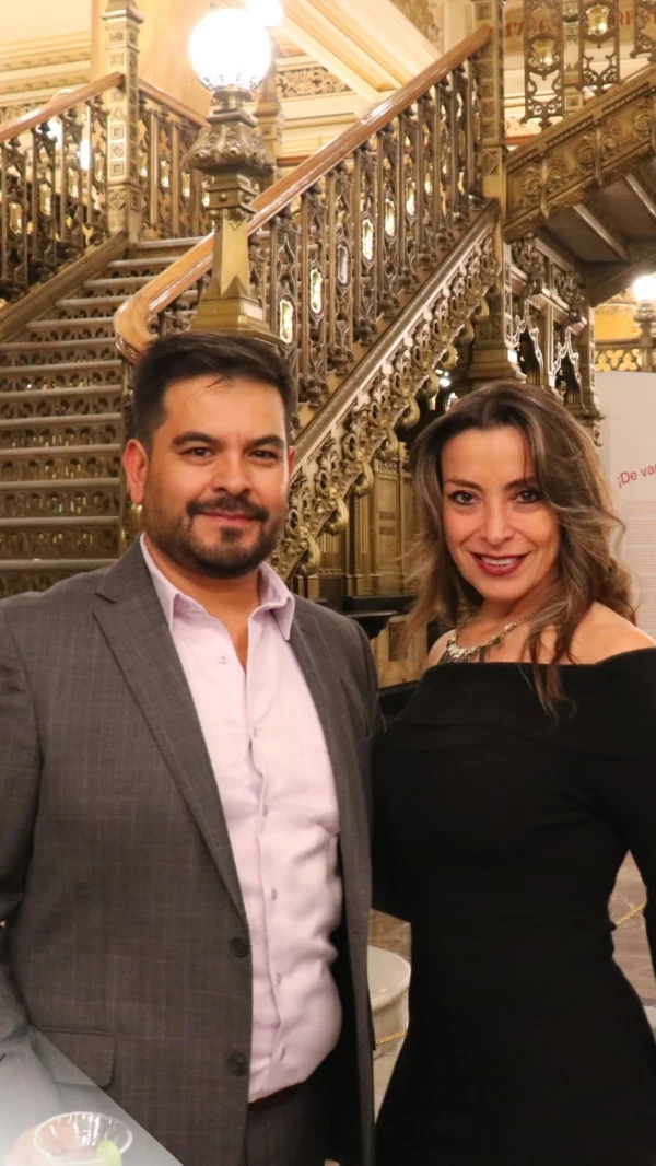 Participantes interactuando en un evento corporativo.