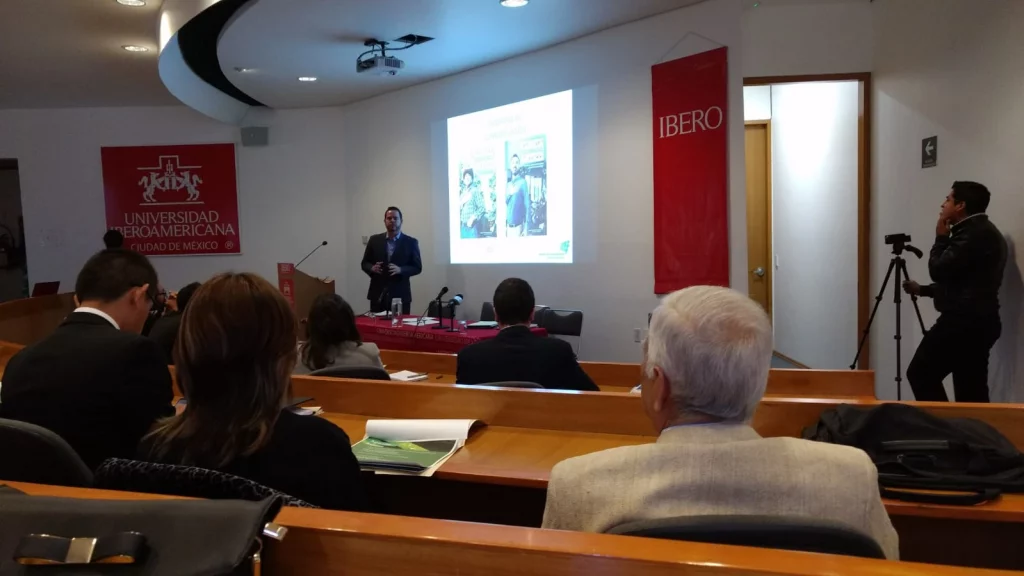 Conferencia académica con asistentes en la Universidad Iberoamericana.