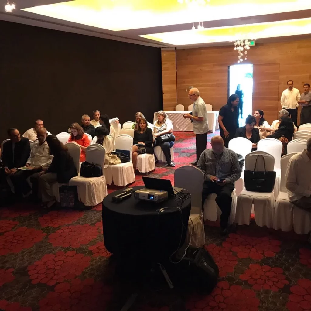 Grupo de personas participando en un taller corporativo en un salón cerrado.