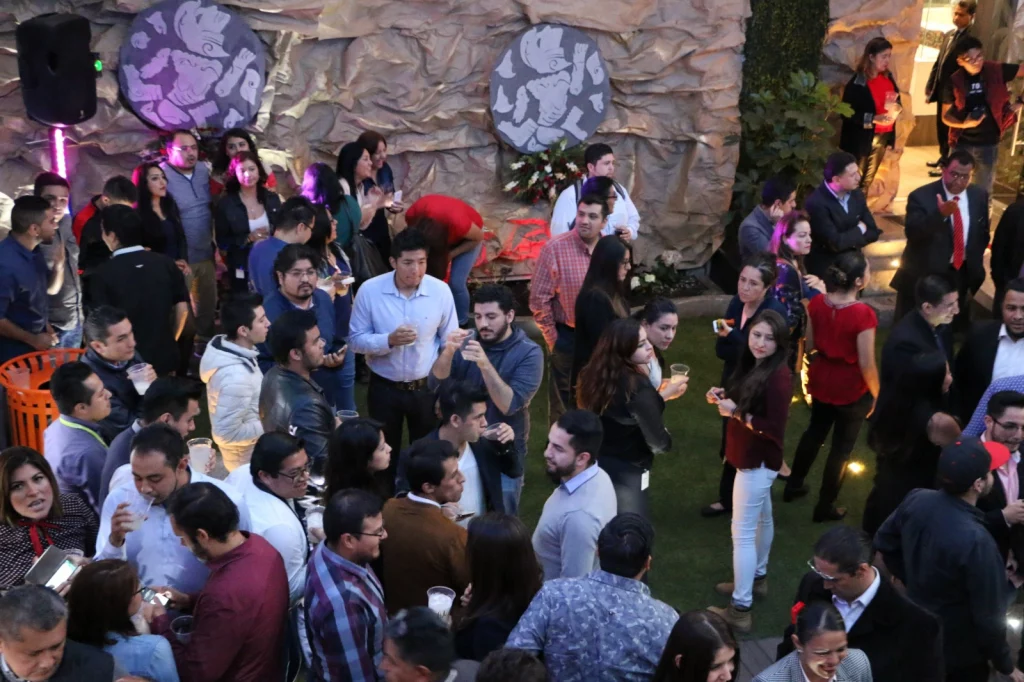 Asistentes disfrutando de un evento social con decoración temática al aire libre.