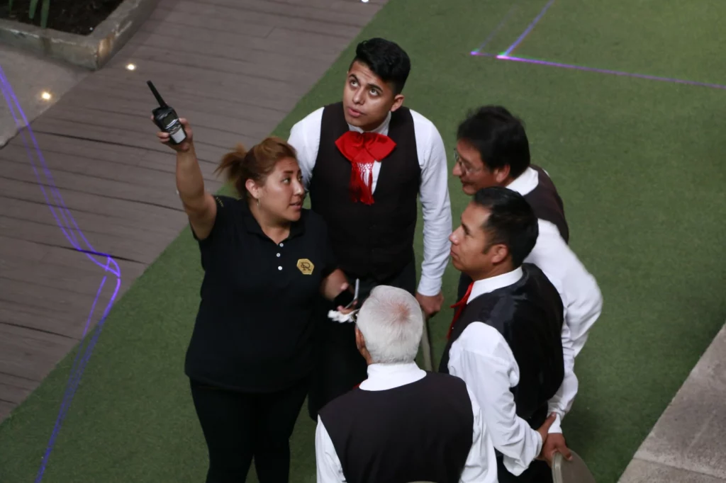 Participantes en una dinámica grupal durante un evento de integración.