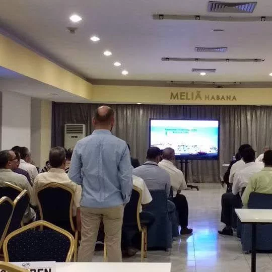 Presentador en un salón de conferencias con asistentes en el Hotel Meliá.