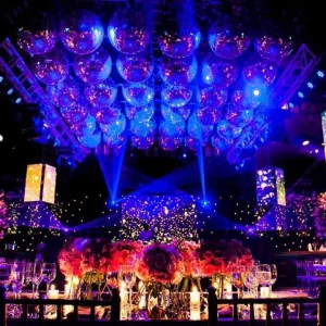 Equipo organizando detalles de un evento corporativo con iluminación profesional.